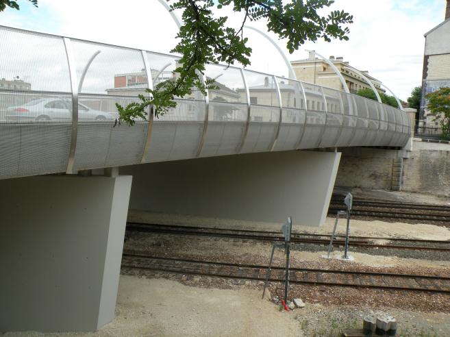  le pont rénové, sur les voies ferrées, quartier gare